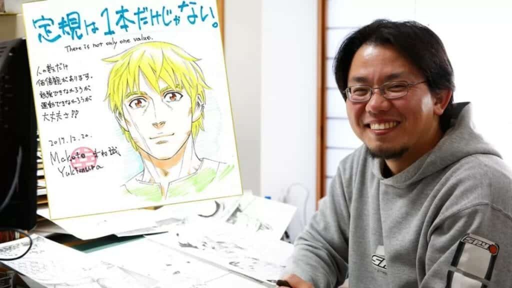 Makoto Yukimura, Autor de Vinland Saga em Sessão de Autógrafos em Nova York 1 Os fãs de "Vinland Saga" têm motivo para comemorar! A Barnes & Noble, famosa livraria localizada na Quinta Avenida, em Nova York, anunciou um evento exclusivo com a presença do renomado mangaká Makoto Yukimura para uma sessão de autógrafos do "Vinland Saga Deluxe 4". A oportunidade de conhecer o autor acontecerá no dia 17 de outubro de 2024, a partir das 13h (horário de Nova York), e promete ser um dos eventos mais aguardados pelos amantes do mangá. Detalhes do Evento: Como Participar da Sessão de Autógrafos de Yukimura A sessão de autógrafos será limitada a participantes que adquirirem os ingressos para o evento. As opções de ingressos são as seguintes: Ingresso Individual: Por US$ 59,87, o comprador terá direito a um exemplar de "Vinland Saga Deluxe 4" e acesso à fila de autógrafos com Makoto Yukimura. Ingresso Duplo: Ao preço de US$ 119,74, esse ingresso inclui dois exemplares do "Vinland Saga Deluxe 4" e permite a entrada de um convidado adicional na fila de autógrafos. Vale ressaltar que somente quem tiver ingressos poderá participar, pois não será permitida a entrada de pessoas sem bilhetes no evento. A equipe da Barnes & Noble também deixou claro que o autor não fará dedicatórias personalizadas nos mangás e não assinará itens de memorabilia, limitando-se apenas a autografar os exemplares adquiridos no evento. Os participantes poderão registrar o momento com suas câmeras ou smartphones, mas a organização pede que não tragam bolsas grandes ou mochilas, para garantir a segurança e a fluidez do evento. Vinland Saga Deluxe 4: O Que Esperar Desta Edição Especial O "Vinland Saga Deluxe 4" reúne os volumes 10 a 12 da versão original japonesa, além de incluir conteúdo bônus exclusivo para os fãs. Para quem acompanha a saga de Thorfinn e sua jornada viking, esta edição promete ser um item indispensável na coleção. Chegue Cedo e Garanta Seu Lugar! A organização do evento recomenda que os participantes cheguem pontualmente. A entrada e o check-in começarão às 12h, uma hora antes do início da sessão de autógrafos, garantindo que todos estejam preparados e em seus lugares para conhecer o autor. A pontualidade é fundamental para que ninguém perca a chance de interagir com Makoto Yukimura, um dos grandes nomes do universo dos mangás. Sobre Makoto Yukimura: O Mestre por Trás de Vinland Saga Makoto Yukimura é um aclamado artista de mangás, conhecido não apenas por "Vinland Saga", mas também por "Planetes". "Vinland Saga" começou a ser publicado na Weekly Shonen Magazine antes de ser transferido para a Monthly Afternoon, onde sua popularidade continuou a crescer. Até junho de 2024, a série já acumulava 28 volumes tankobon, consolidando-se como uma das obras mais importantes do gênero.
